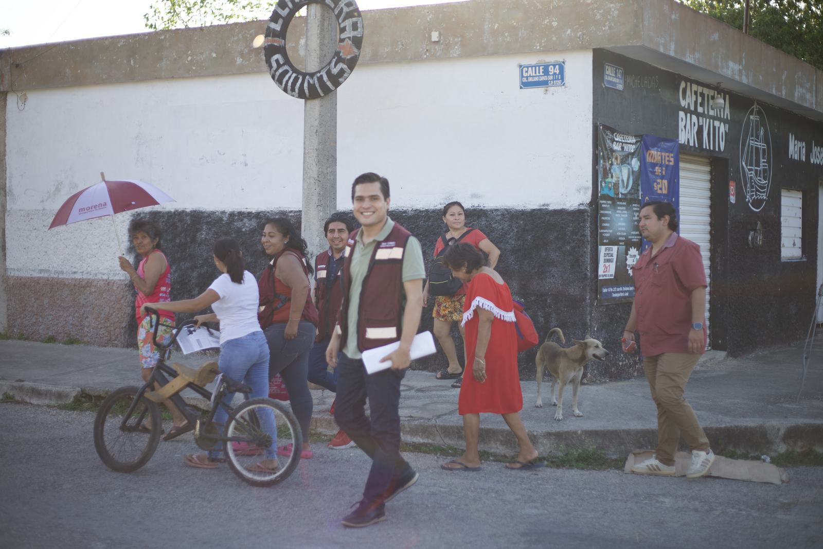 Diego Carrera y su equipo en recorrido por una colonia de Mérida