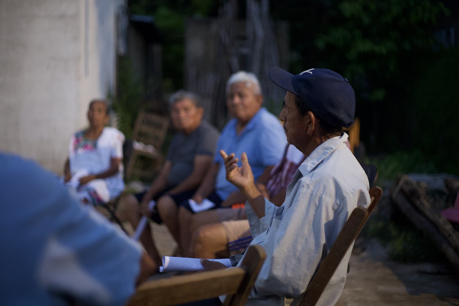 Asamblea vecinal: Diego Carrera escuchando a la comunidad al atardecer
