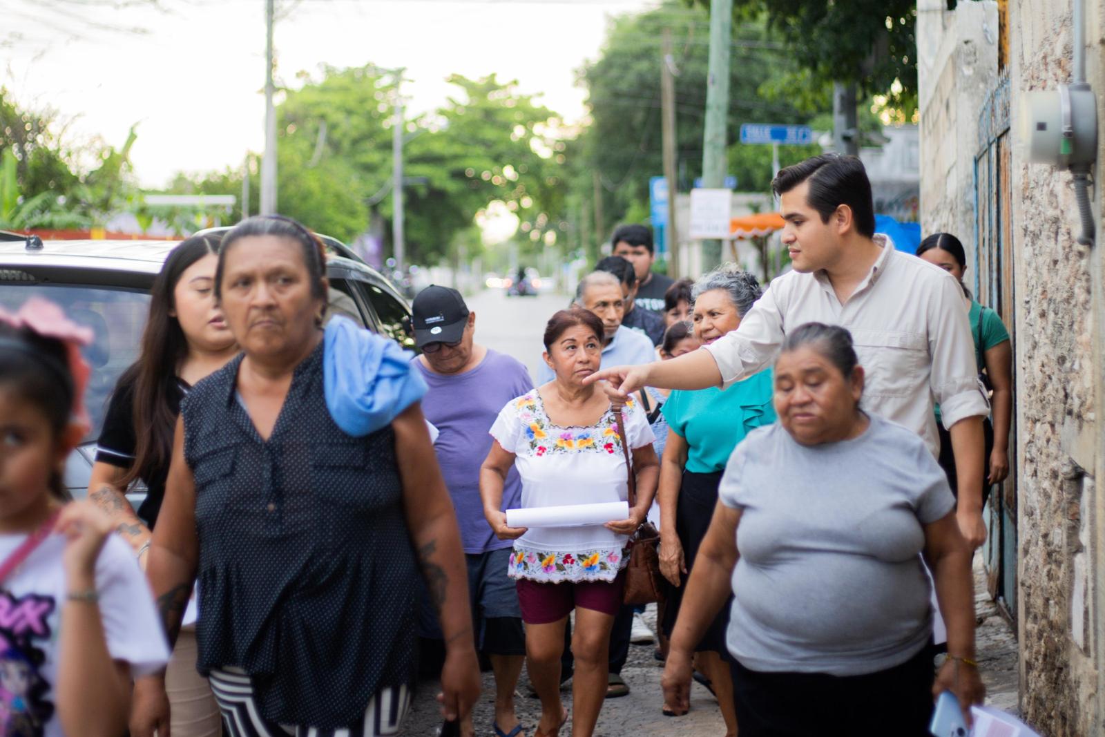 Diego Carrera guiando un recorrido con vecinos por la colonia